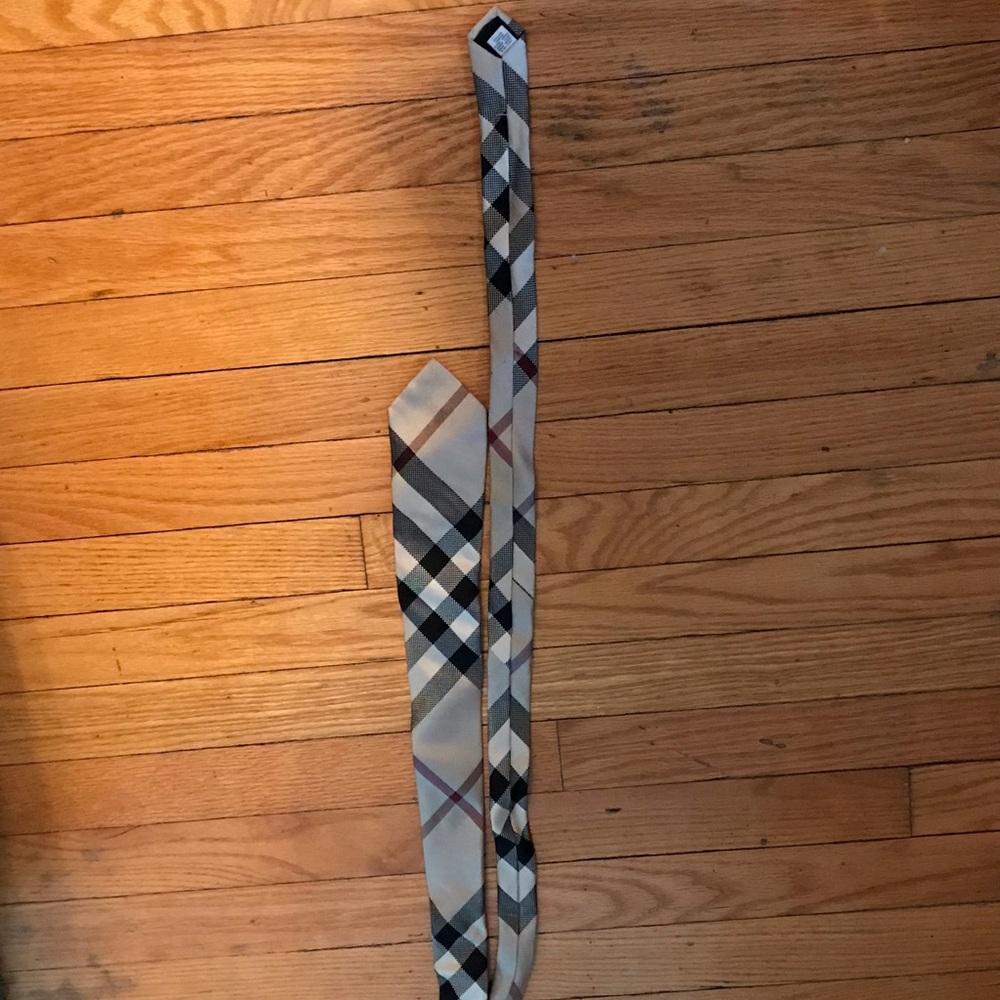 Men’s Burberry silk tie